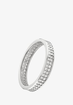 Bague argentée avec un anneau lisse et sertie de petits pierres rondes claires en pavé le long du bord extérieur, créant un effet scintillant.