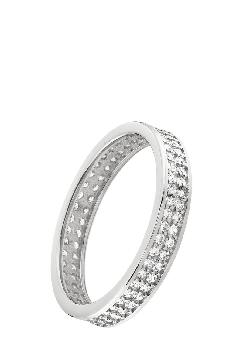 Bague argentée avec un anneau lisse et sertie de petits pierres rondes claires en pavé le long du bord extérieur, créant un effet scintillant.