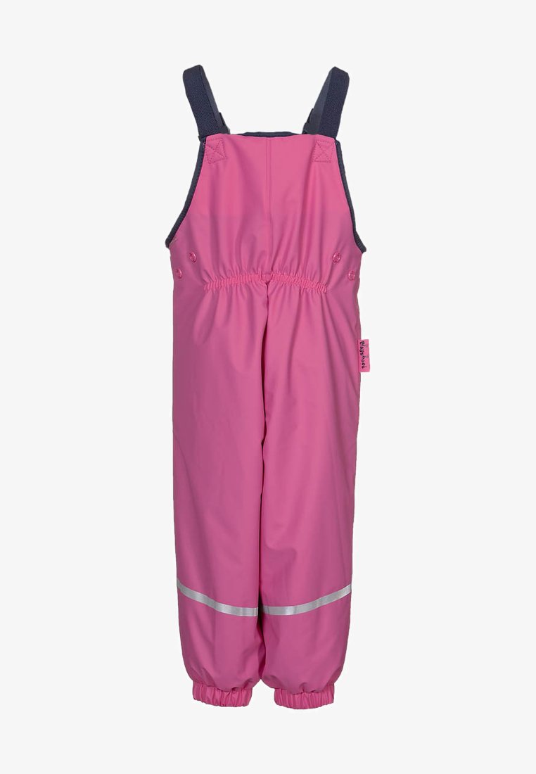 Mono impermeable rosa con tirantes azul marino, cintura elástica y puños elásticos. Cuenta con rayas reflectantes en las piernas para mayor visibilidad.