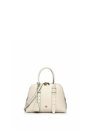 Borsa a mano in pelle crema con manici superiori, tracolla regolabile, dettagli con fibbie frontali e piccolo emblema con logo dorato.