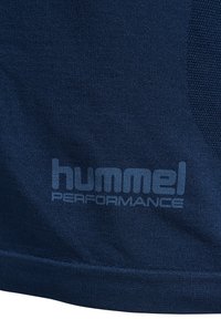 Marineblauer Stoff mit strukturiertem Strick und einem dezenten "hummel PERFORMANCE" Logo auf der Oberfläche.