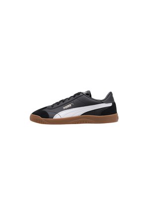 Zapatillas deportivas en blanco y negro con una puntera de gamuza negra texturizada, diseño elegante y una suela de goma para tracción.