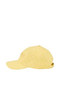 Gelbe Baseballkappe aus gemustertem Stoff, mit gebogener Krempe und gesticktem Text an der Vorderseite. Verstellbarer Riemen hinten.