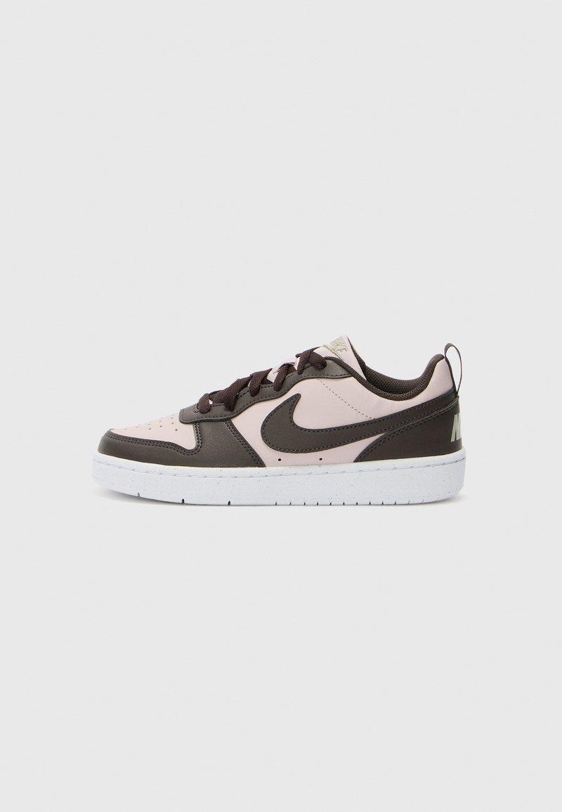 Nike teniske z rožnato in temno rjavo usnje, bela gumijasta podloga, rjave vezalke in blagovna znamka na peti v svetlo zeleni barvi.