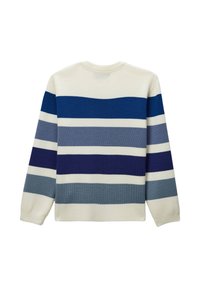 Pull en tricot couleur ivoire avec des rayures horizontales en bleu foncé, bleu clair, gris et marine. Encolure ronde et poignets côtelés.