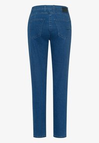 Rückansicht einer blauen Jeans mit geradem Bein, zwei Gesäßtaschen und einem schwarzen Aufnäher in der Nähe des Bunds.