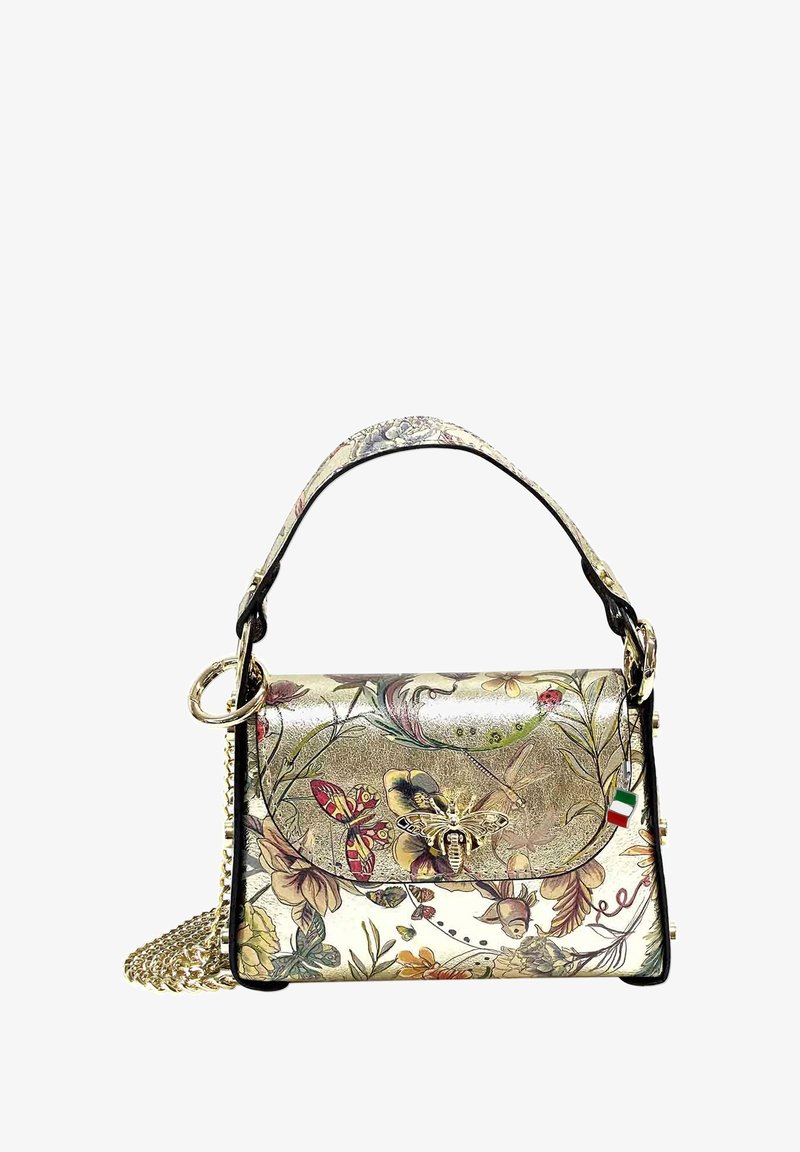 Handtas van bloemenpatroon met gouden vlindervaste, bovenhandvat, gouden kettingriem en een klein Italiaanse vlag charm op een witte achtergrond.