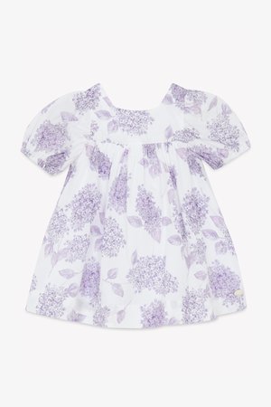 Biela šaty s krátkymi puff rukávmi, s fialovým kvetinovým vzorom a plisovanou sukňou. Mäkko bavlnené tkaniny so štvorcovým výstrihom.