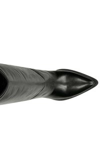 Czarny skórzany wysoki but do kolana z zaostrzonym noskiem, gładką fakturą i przeszyciami wzdłuż cholewki, nadającymi mu smukły wygląd.