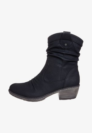 Stivaletto in pelle nera con design arricciato, tacco impilato e finitura testurizzata. Presenta un accento a borchia circolare sulla parte superiore.