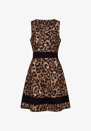 Leopárdmintás ruha, ami testhez simuló felsőrésszel, bővülő szoknyával és fekete övvel rendelkezik. Fényes anyagból készült, barna, fekete és fehér árnyalatokkal.