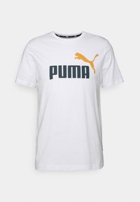 Camiseta blanca de manga corta con un gran logo negro de "PUMA" y una silueta de puma naranja encima del texto en el pecho.