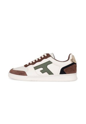 Weißer Sneaker mit grünem Gummilogo, braunen Wildlederakzenten und schwarzen Details. Verfügt über einen perforierten Zehenbereich und flache Schnürsenkel. Strukturierten Gummisohle.