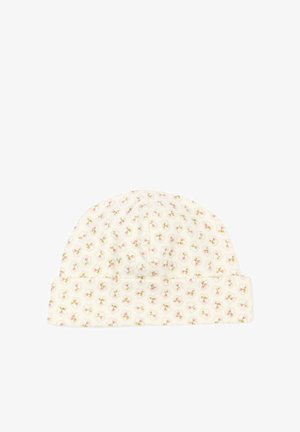 Bonnet blanc pour bébé avec bord replié, couvert de petits motifs floraux roses et verts répartis uniformément sur le tissu.