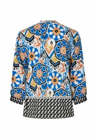 Farbenfrohe Blumenbluse mit blauen, orangen und schwarzen Mustern auf weißem Hintergrund; Dreiviertelärmel mit geometrischem schwarzen Saum.