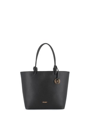 Bolso tote de cuero negro con dos asas anudadas y un pequeño colgante redondo dorado en el asa derecha.