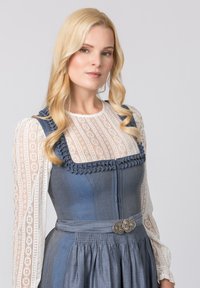 Blaues Denimkleid mit einem mit Spitze verzierten Oberteil, langen weißen Spitzensäumen und einer taillierten Taille mit einem silberfarbenen Doppelverschluss.