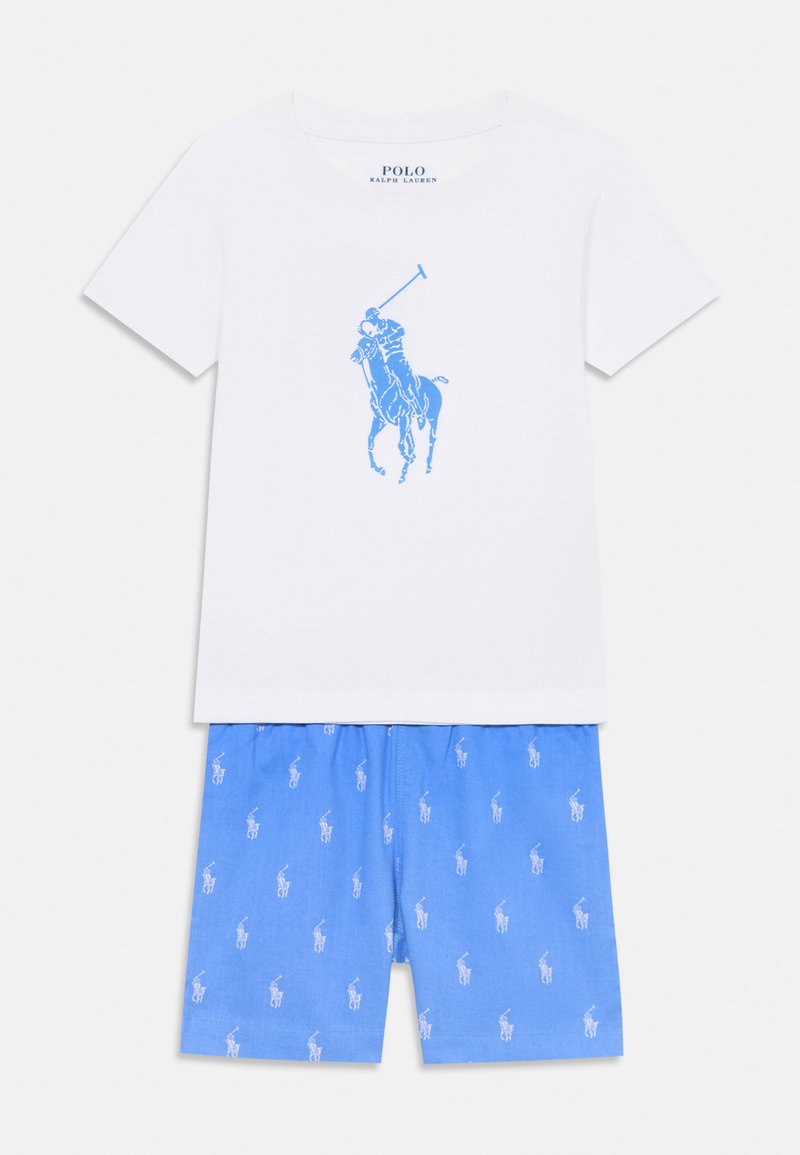 Ensemble de pyjama en coton comprenant un T-shirt blanc avec un graphique de joueur de polo bleu et un short bleu clair orné de logos de joueurs de polo blancs répétés.