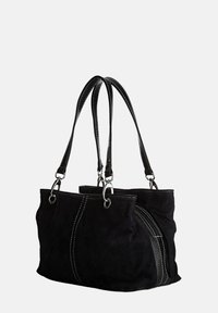Černá semišová kabelka s dvojitými popruhy, stříbrným kováním a kontrastním bílým prošíváním. Má zaoblený tvar a zipovou kapsu.