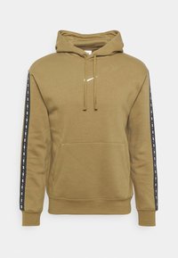 Sudadera con capucha verde oliva hecha de tela suave, con un bolsillo tipo canguro, cordones y detalles laterales negros con logo blanco.