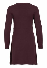 Robe longue manches longues violet foncé avec une taille cintrée et un col haut dans le dos, vue de dos sur fond blanc.