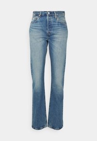 Jeans de denim azul claro con una cintura alta, diseño de pierna acampanada, textura ligeramente desgastada y estilo clásico de cinco bolsillos.