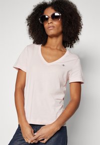 GANT SHIELD V-NECK  - Paprasti marškinėliai - faded pink