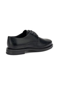 Scarpe eleganti in pelle nera con finitura liscia, punta arrotondata e design con lacci. Presentano una suola bassa e piatta e dettagli di cucitura discreti.