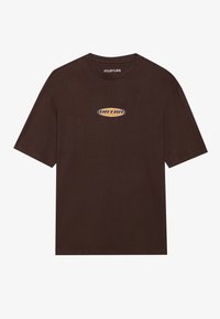 T-shirt en coton marron avec un col rond et des manches courtes. Présente un logo graphique en orange et blanc sur le devant.
