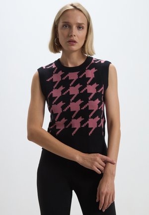 Maglione senza maniche nero con un motivo houndstooth rosa, caratterizzato da un collo rotondo e un orlo a coste. Texture liscia, design aderente.