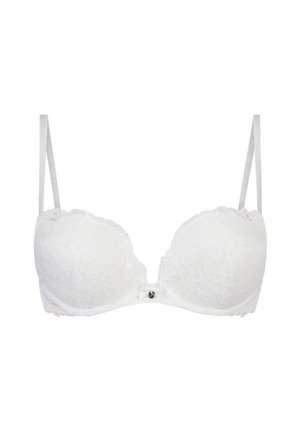 Biały koronkowy stanik z wyściełanymi miseczkami, kwiatowym wzorem, regulowanymi ramiączkami oraz małym metalicznym akcentem na środku przodu. Gładka tekstura.