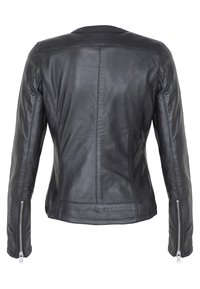 Giacca in pelle nera con design aderente, texture liscia e zip sui polsini. Le cuciture mettono in risalto la forma.