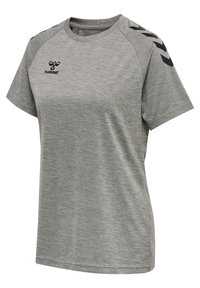 Grå atletisk t-shirt med korte ærmer, rund halsudskæring og sorte skulderdetaljer. Har et logo på forsiden. Fremstillet af et tekstureret stof.