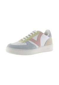 Flerfärgad sneaker med en vit läderbas, som har detaljer i grönt, rosa, ljusblått och beige mocka; texturerad gummisula.