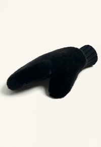 Mitan de blană artificială neagră cu o formă conturată și încheietură tricotată cu model. Textura este pufoasă, oferind căldură și confort în vreme rece.