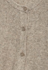 Beige neulecardigan, jossa on teksturoitu kangas, pyöreä kaula-aukko ja neljä ruskeaa nappia edessä.
