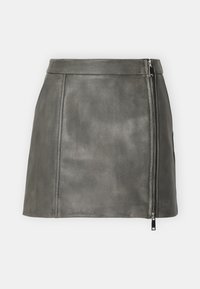 Grå imitert skinn mini skjørt med høy midje og en asymmetrisk sølvglidelås som går nedover høyre side foran.