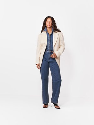 LA MANIA, TWIST - Sirgete säärtega teksad - classic blue