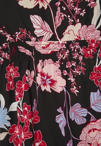 Tecido de vestido floral com grandes flores vermelhas e rosas sobre um fundo preto, com detalhes azuis e a cintura franzida.