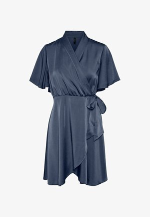 Laivastonsininen satiininen kietaisumekko, jossa on lyhyet liehuttavat hihat, V-aukko, sivusolmu vyötäröllä ja epäsymmetrinen helma.