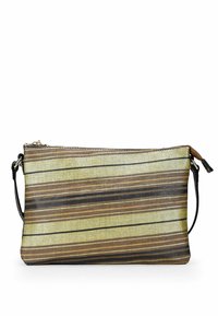 Borsa rettangolare caratterizzata da un motivo intrecciato di strisce verdi, marroni e dorate, con una tracolla nera e chiusura con zip. Texture liscia.