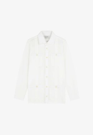 Witte lange mouw blouse met knoopsluiting, twee borstzakken en een klassieke kraag. Gemaakt van een gladde, lichte stof.