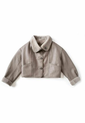 Veste en cuir raccourcie de couleur gris clair. Comprend un col et des poignets doublés de fourrure avec quatre boutons à l'avant. Texture lisse et coupe ajustée.
