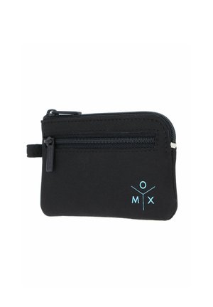 Petite pochette noire avec fermeture éclair, avec une poche avant zippée supplémentaire et un logo "O M X" bleu clair en bas à droite.