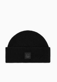 Beanie nera lavorata a maglia con texture a coste e orlo piegato. Presenta una patch logo rettangolare con "A|X" sul davanti.