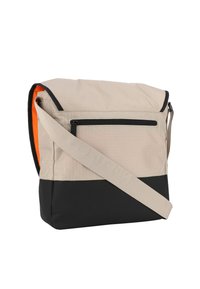 Borsa a tracolla beige e nera con pattina pieghevole, una tasca frontale con zip e un interno arancione. Realizzata in tessuto resistente con una tracolla.