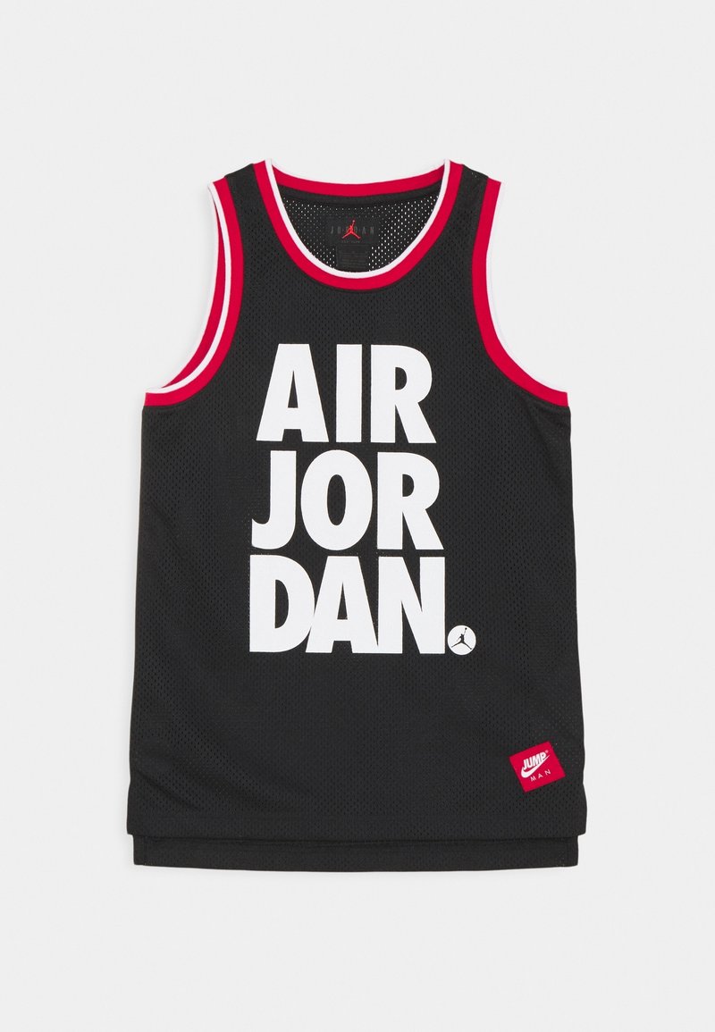 Czarny siatkowy strój koszykarski z białym napisem "AIR JORDAN", czerwonym wykończeniem na kołnierzyku i otworach na ramiona, z małą czerwoną metką na dole.