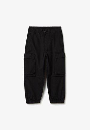 Zwarte cargobroek met een elastische tailleband en trekkoord. Voorzien van twee zij-cargopockets en elastische boorden bij de enkels. Gemaakt van een katoenmix.