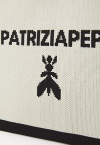 Tissu tricoté blanc arborant de grandes lettres noires "PATRIZIA PEPE" et un design d'insecte stylisé en dessous, avec une bordure noire contrastante.