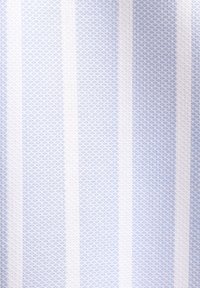 Tissu rayé vertical bleu et blanc avec un motif tissé texturé alternant entre des rayures plus larges et plus étroites.